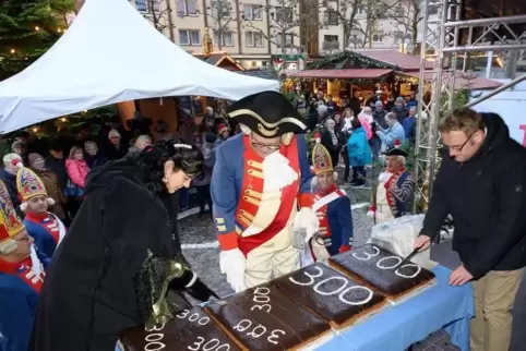 300 Jahre Landgraf Ludwig: „Caroline“ Tanja Vogt, „Landgraf“ Robert Koch und „Statthalter“ Markus Zwick schneiden die Geburtstag