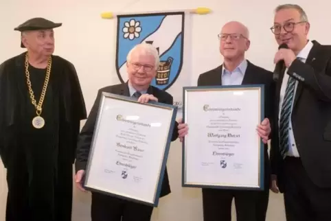 Dorfschreiber Johann Haiduk und Ortsbürgermeister Thomas Wolf umrahmen die beiden neuen Ehrenbürger, Bernhard Bauer und Wolfgang