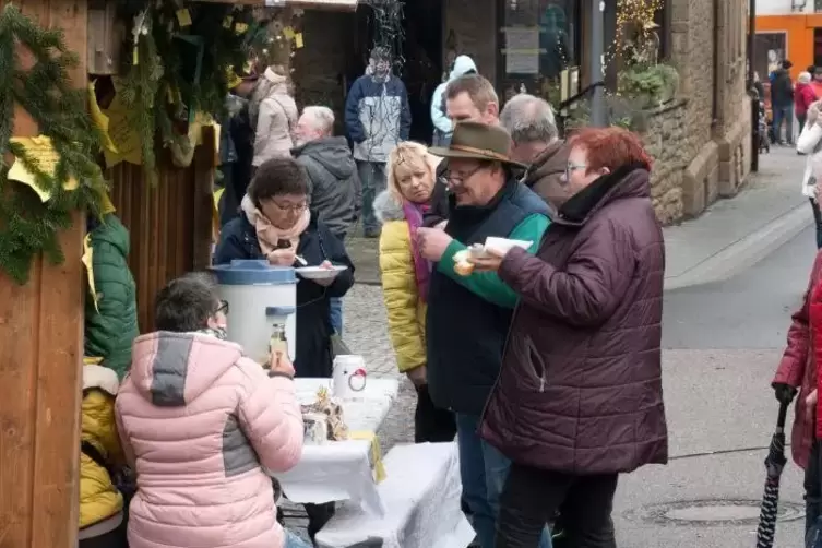 Am Stand der &bdquo;Kerrwiller M&auml;&auml;d&ldquo; gab es Suppen und Fleischgerichte.