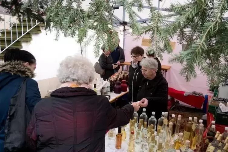 Schn&auml;pse vom Erzeuger, auch das gab es auf dem Weihnachtsmarkt.