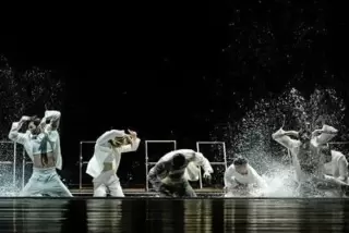 Feucht wurde es: Impression aus „Sacre“ am Pfalztheater.