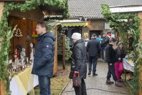 Vor der Hütte des Pfälzerwald-Vereins gab es an mehreren Verkaufsständen ein weihnachtliches Angebot.
