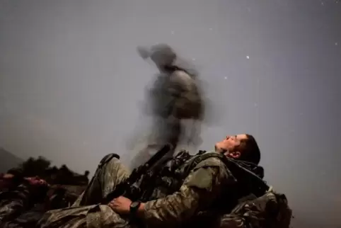 Ein in Afghanistan eingesetzter US-Soldat legt während einer Nachtmission im August 2009 eine Pause ein.