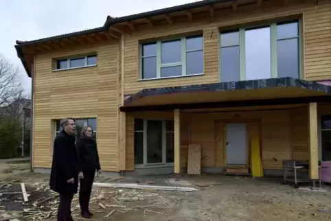 Carsten Felgenhauer und Kirsten Ziesche von der Trägervereins-Geschäftsführung am Neubau: Er wird voraussichtlich rund 400.000 E