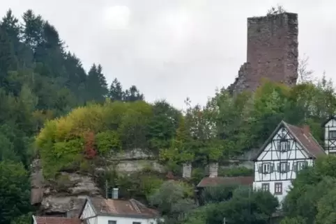 Die Ruine Elmstein erhebt sich über dem gleichnamigen Hauptort der auf 15 Standorte verstreuten Gemeinde.