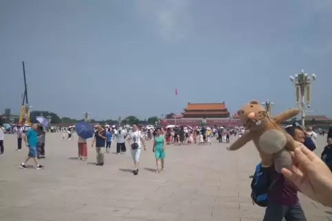 Nils auf dem Tian’anmen-Platz, im Hintergrund das Tor des Himmlischen Friedens.