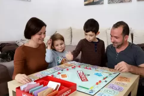 Rebecca und Sascha Kessel mit ihren Kindern.