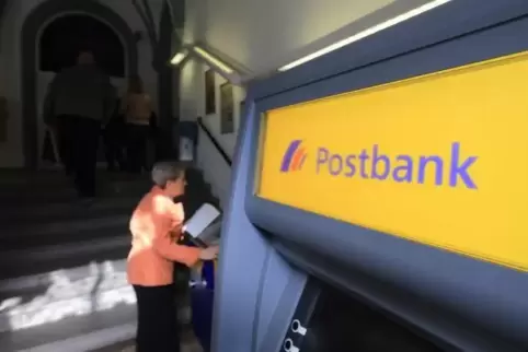 Cash-Group-Kunden können an Postbank-Geldautomaten kostenlos Geld abheben – nicht aber an Geldautomaten von Cardpoint.