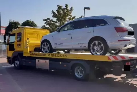 Beim Abtransport vom Speyerer Bauhaus-Parkplatz: Der von der Polizei im September beschlagnahmte Audi Q7 des Beschuldigten.
