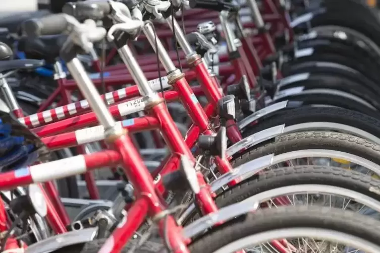 Ganz in Rot: das klassiche Werksfahrrad.
