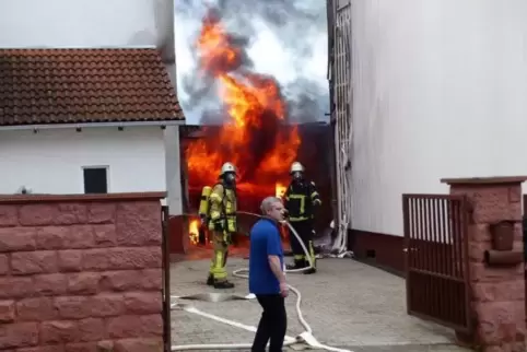 Im Vollbrand stand die Garage in Erlenbach. 