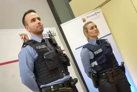 Links das neue, rechts das alte Modell: Dank Reißverschluss lässt sich die Schutzweste jetzt leichter an- und ausziehen.