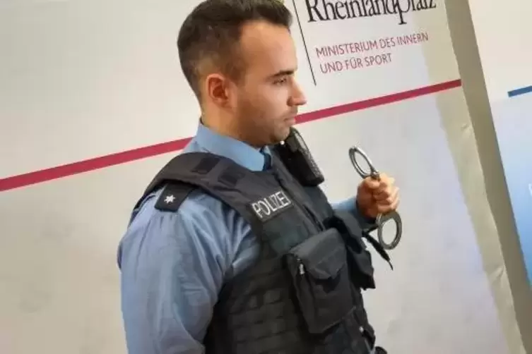 In zus&auml;tzlichen Taschen k&ouml;nnen die Polizisten Notizbl&ouml;cke, Handschellen und die Taschenlampe verstauen.