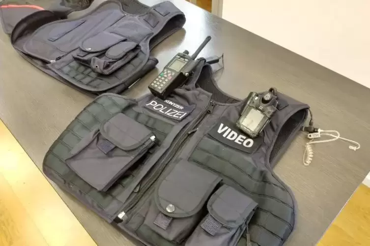 An Halterungen kann das Funkger&auml;t und eine Bodycam befestigt werden.