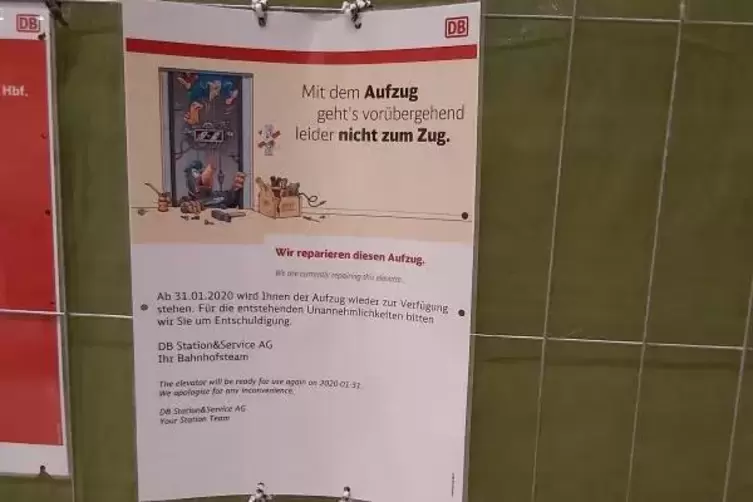 Am 9. Dezember hing noch diese Information am Aufzug: Fertig werden soll er laut der Aufschrift erst Ende Januar.
