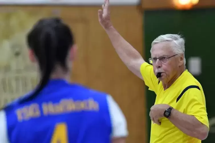 Mit 75 noch Einzel-Schiedsrichter von der Männer-B-Klasse bis zur Frauen-Pfalzliga: Bernd Geislinger, der einst als Trainer den 
