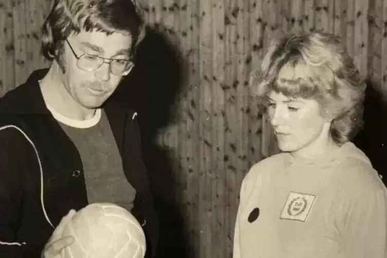 Besondere Trainer-Spielerin-Beziehung: Margit H&ouml;rhammer, feste Gr&ouml;&szlig;e im TVP-Team, und Coach Bernd Geislinger lernten sich in den