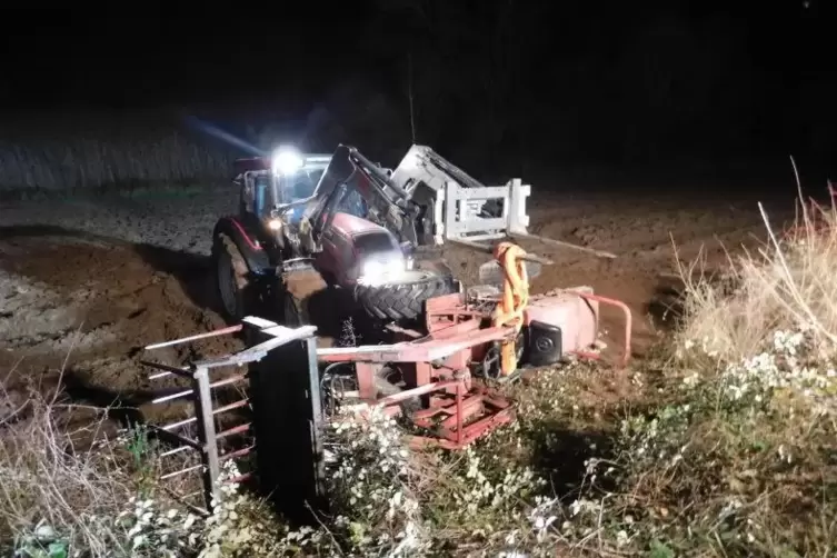 Ein Traktor ist bei Otterberg umgekippt und hat seinen Fahrer unter sich begraben. 