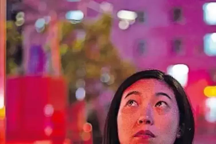 Zerrissen: Billi (Awkwafina) k&auml;mpft mit dem F&uuml;r und Wider einer gro&szlig;en L&uuml;ge.