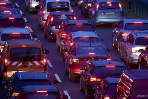 Während die anderen Autofahrer wieder die Fahrt aufnahmen, blieb der Seat stehen und sein Fahrer schlief weiter. 