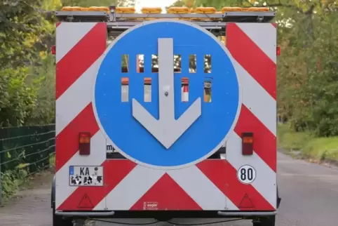 Solch ein Absicherungsfahrzeug wurde nach dem schweren Unfall auf der B9 von einem Lkw gerammt.