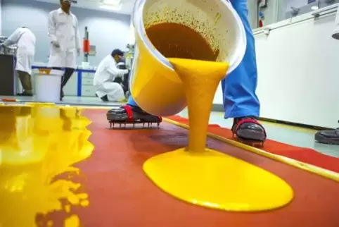 Im BASF-Bauchemie-Zentrum im indischen Mumbai gießt ein Techniker einen Spezialboden. Der soll hohe Ansprüche an eine robuste un