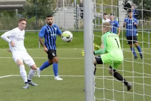 So war’s im Oktober: Max Gauweiler (links) erzielt beim 4:2-Sieg Mechtersheims in Speyer das 2:0.