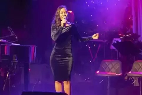 Gesanglich ganz groß war Aloysia Astari in der Ramsteiner Weihnachtsshow.