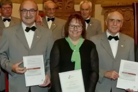Seit vielen Jahren dem Chorgesang verbunden (von links): Arno Stollhof, Silvia Kolter und Otto Lederle.