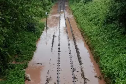 Hochwasser wird immer öfter zum Problem, wie hier bei überfluteten Gleisanlagen bei Rodalben.