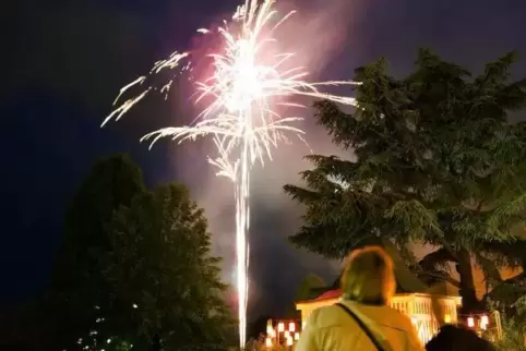 Feuerwerk beim Fest der 1000 Lichter im Zweibrücker Rosengarten.