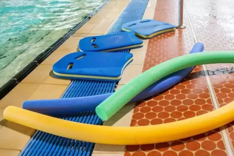 Mit Brett und Nudel: Schwimmen lernen können Interessierte im Aquabella.