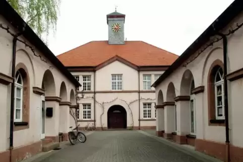 Schwegenheimer Rathaus: Links davon befindet sich das Gemeindebüro, für das per Ausschreibung eine Schreibkraft gesucht wird.