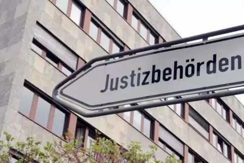 Vor dem in Neustadt tagenden Arbeitsgericht wird der Rechtsstreit um den Rauswurf des langjährigen Geschäftsführers der Bezirksä