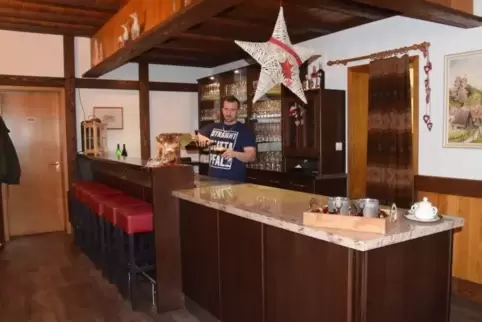 Christopher Schwarz im Café, das gerade renoviert wird.