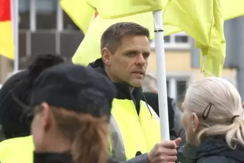 Marco Kurz während einer Frauenbündnis-Kundgebung.. 