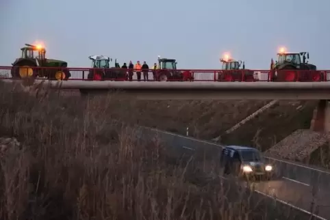 Bauernprotest bei Kirchheim – auf der Brücke über die B 271 neu.