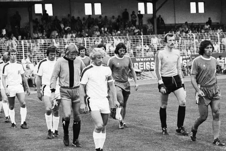 Als Kapit&auml;n f&uuml;hrte Robert Jung 1975 das FKP-Zweitligateam zum Spiel gegen Borussia M&ouml;nchengladbach ins Stadion an der Zweibr&uuml;cke