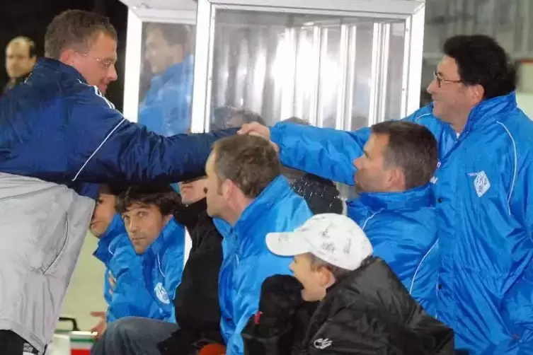 Vor seinem letzten Heimspiel als FKP-Trainer am 8. November 2006 begr&uuml;&szlig;t Robert Jung (rechts) den damaligen Coach der TSG Hoffen