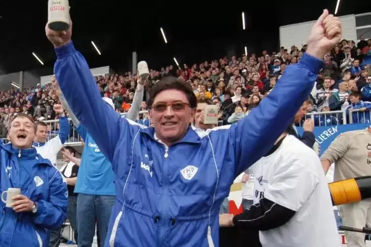 Gro&szlig;er Erfolg: 2006 feiert Trainer Robert Jung vor der Haupttrib&uuml;ne im Stadion Husterh&ouml;he die Oberliga-Meisterschaft mit dem FKP