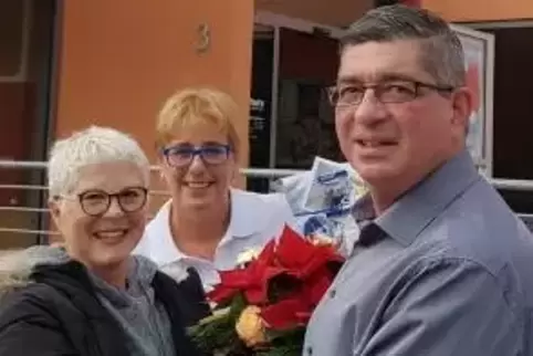 Stefan Müller und Anke Keller gratulieren Elisabeth Bug (links). 