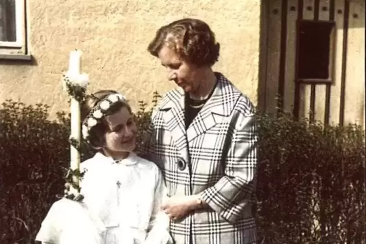 Alles wahr, Autorin und Titelheldin auf einem Bild: Ursula März mit Tante Martl 1966 bei der Kommunion.