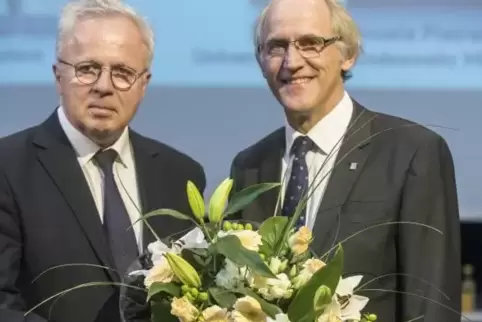 Er war der Wunschkandidat von Helmut Schmidt: Arnd Poetzsch-Heffter (rechts), der im Juli 2020 seine Nachfolge als Präsident der
