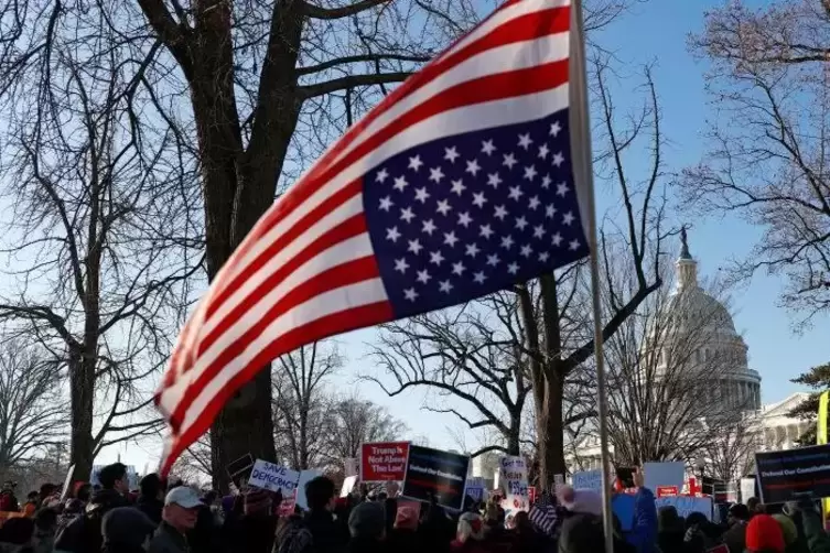 Die Verfassungsordnung der USA steht Kopf: So sehen es diese Demonstranten, die vor dem Capitol in Washington für die Amtsentheb
