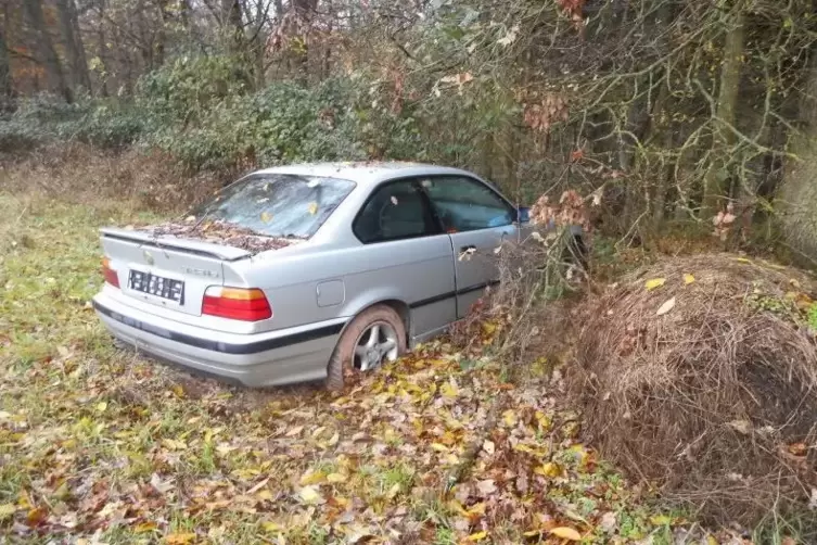 Seit dem Fr&uuml;hjahr steht dieser Wagen im Feld.