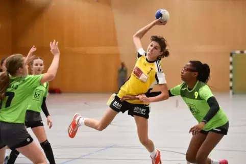 Nimmt Maß: Laura Pavicic (am Ball) von der HSG Dudenhofen/Schiffer-stadt.