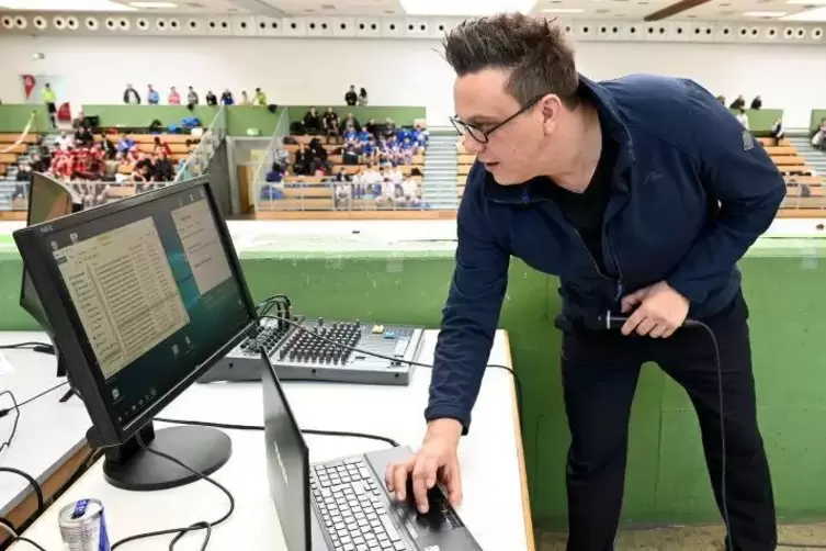 Der Turnierleiter: Jörg Henrich, hier beim Qualifikationsturnier am vergangenen Wochenende in der Wasgauhalle.