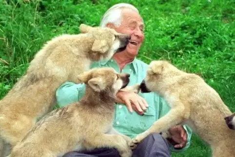 Tierfilmer Heinz Sielmann, hier 2002 mit jungen Arktiswölfen, war Namensgeber für eine Naturschutzgruppe.