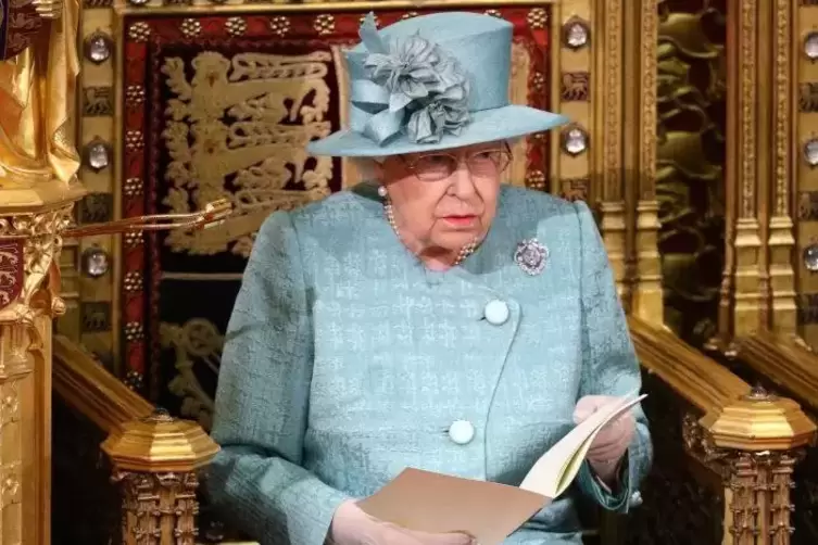 Fast die gleiche Prozedur wie vor zwei Monaten: Queen Elizabeth II. im Parlament.