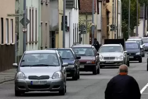 Viel Verkehr quält sich durch Bobenheim-Roxheim. Trotzdem wollen die Grünen keine Ortsumfahrung.